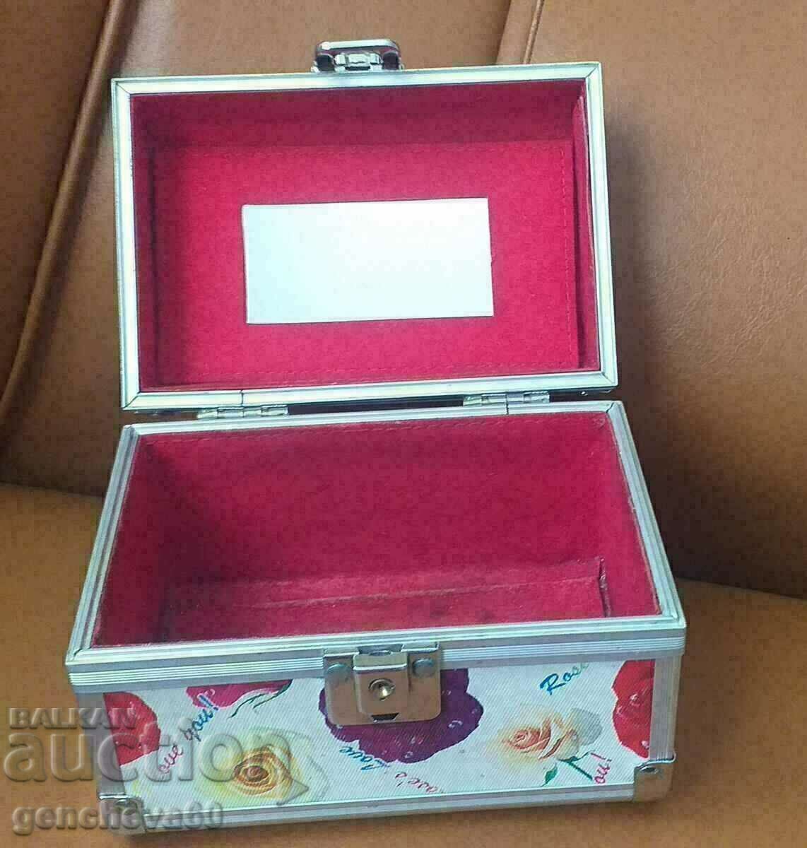 Delivery of Beautiful metal suitcase/cosmetics box/organizer