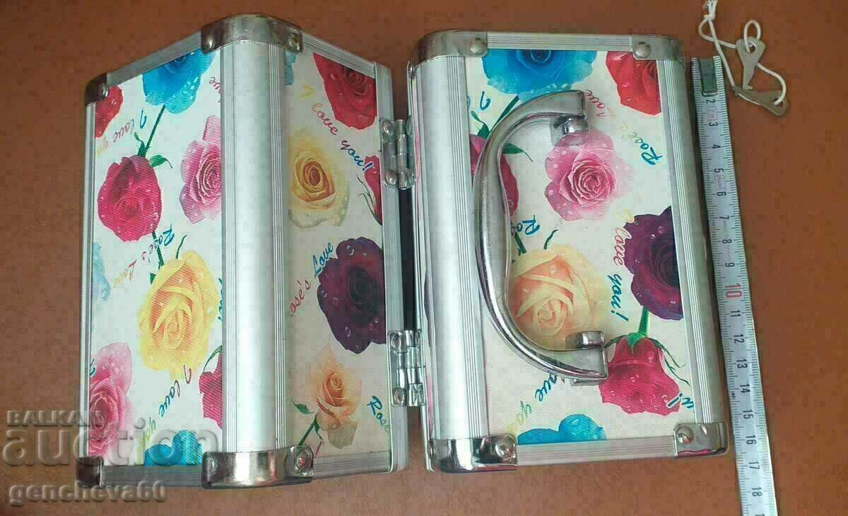 Beautiful metal suitcase/cosmetics box/organizer - 6