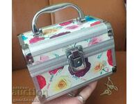 Cutie metalică frumoasă, cutie pentru cosmetice/organizator