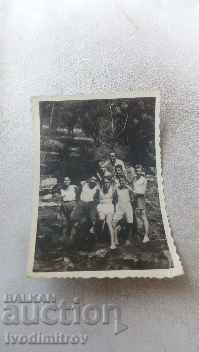 Photo Young people in shorts in the river
