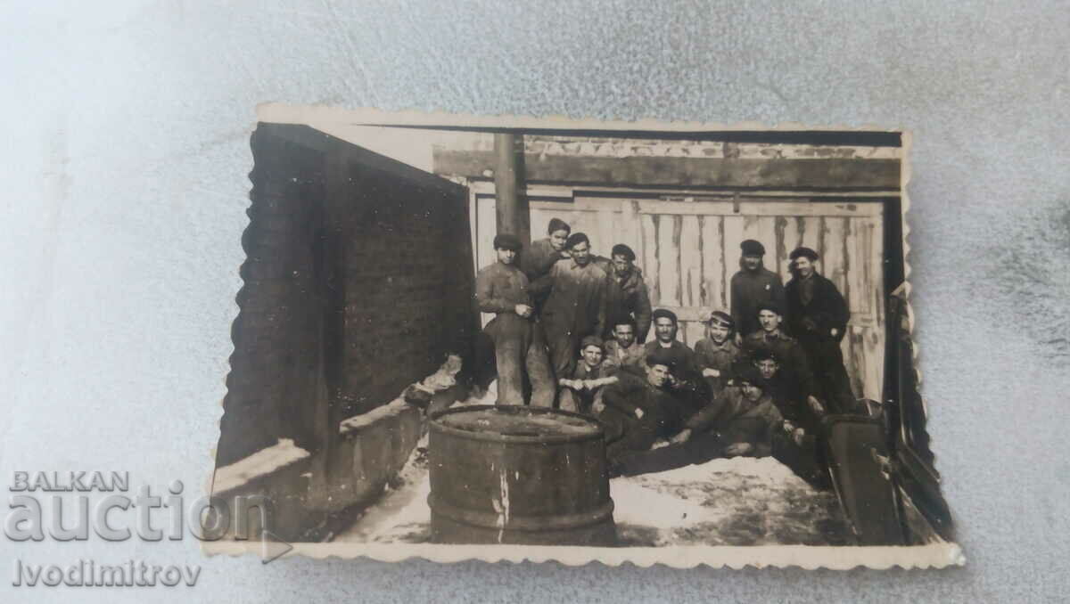 Foto Lucrători care fumează în curte iarna