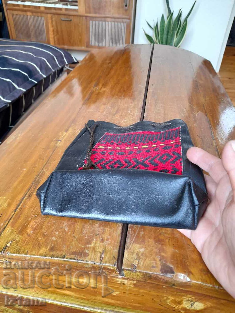 Delivery of An old ethnic bag