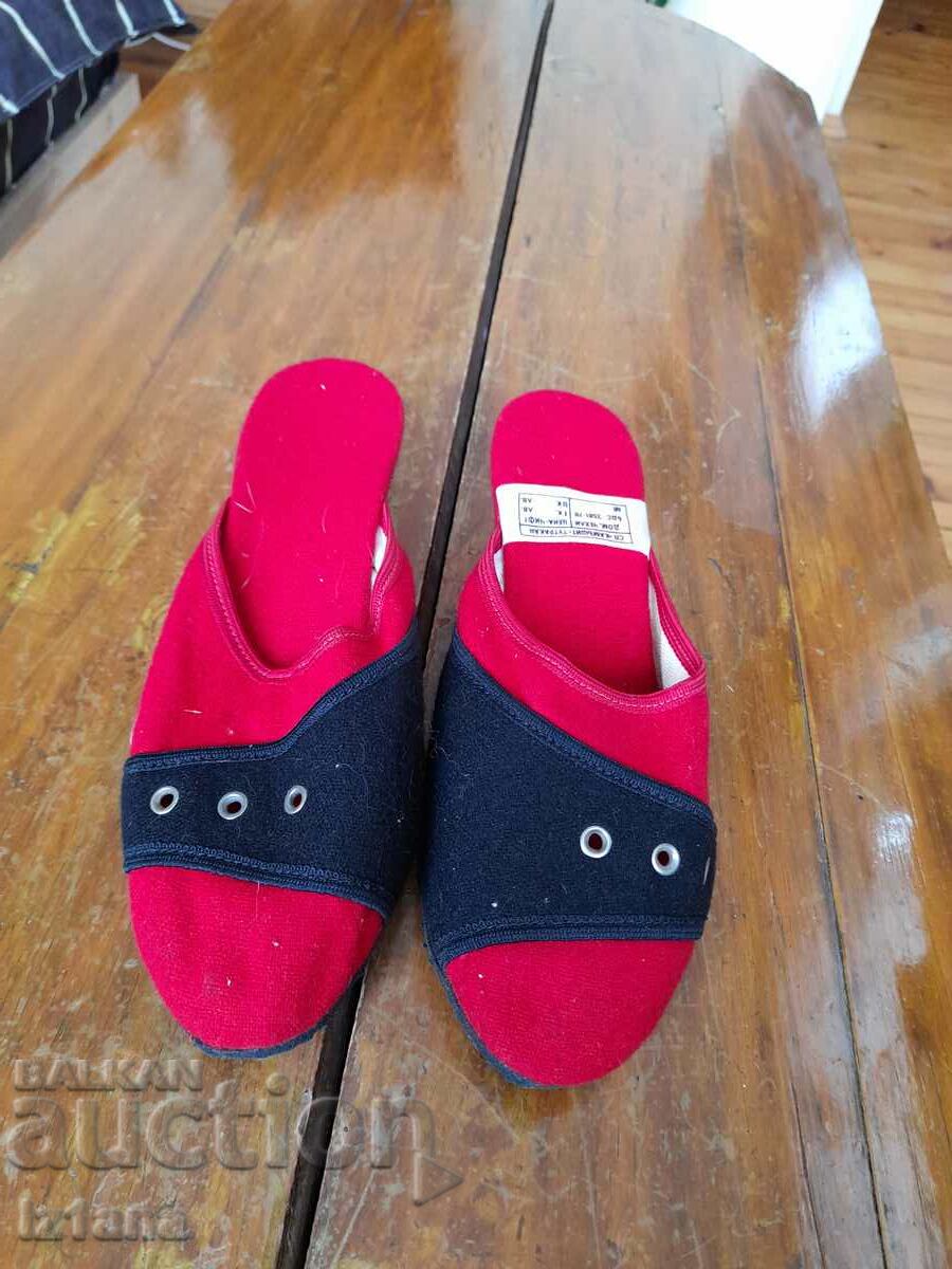 Licitație Papuci de casă pentru bătrâne