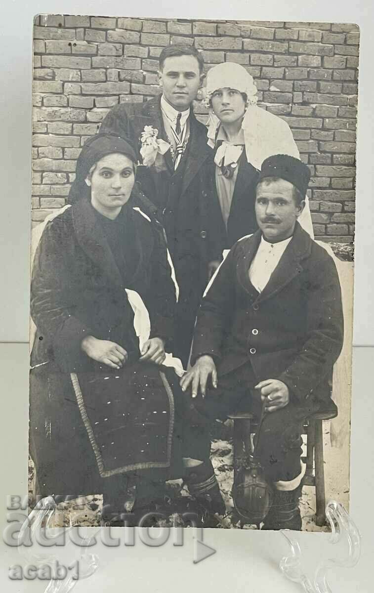 Булка и младоженец с родителите им