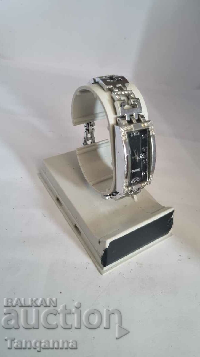 Ръчен часовник с цена 8.00 лв. | € 4.09 Ръчен часовник с цена 8.00 лв. | € 4.09