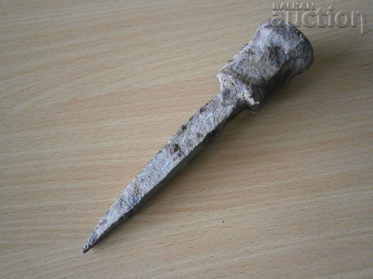 Delivery of antique metal anvil for nailing hair wrought iron