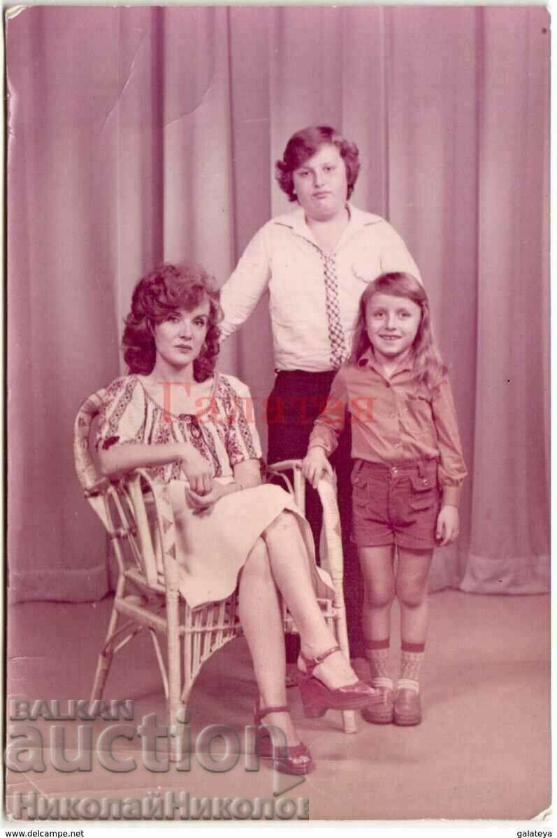 BIG OLD PHOTO MOTHER WITH TWO BOYS IN STUDIO G053 BIG OLD PHOTO MOTHER WITH TWO BOYS IN STUDIO G053