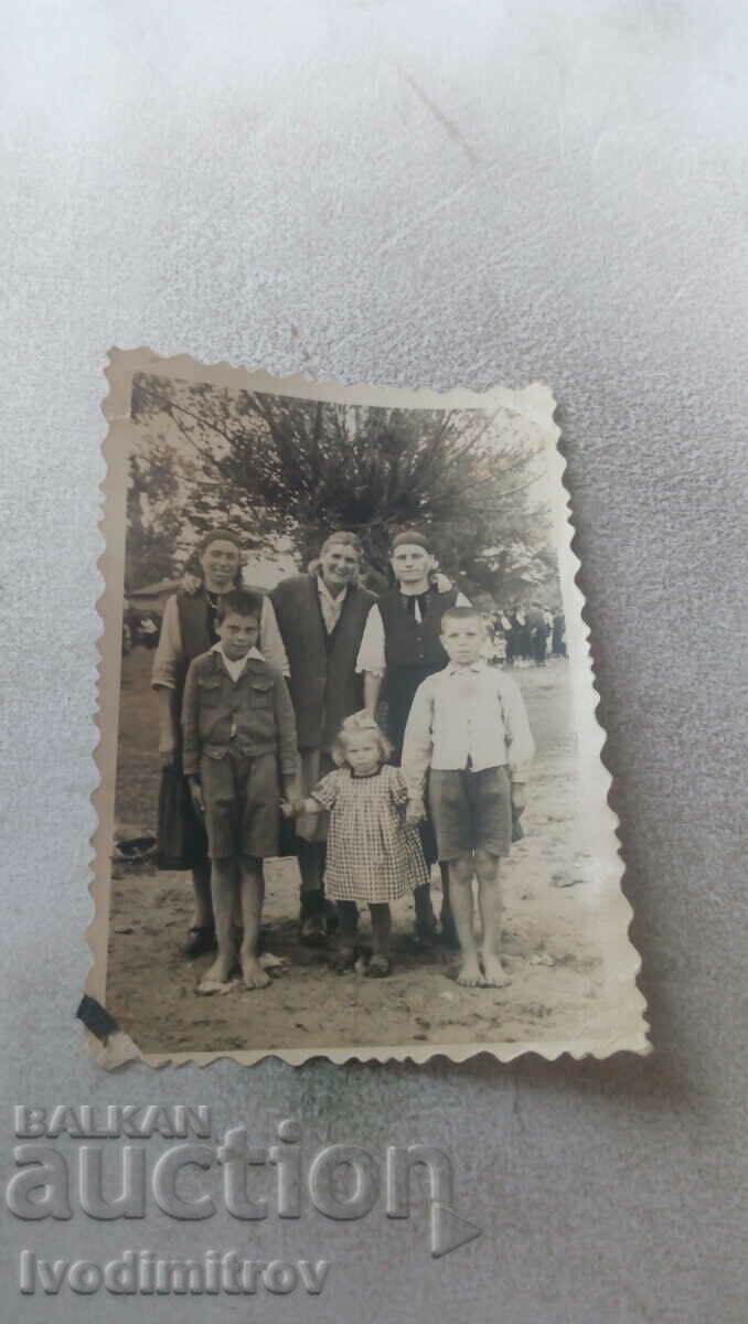 Photo Three women and three children