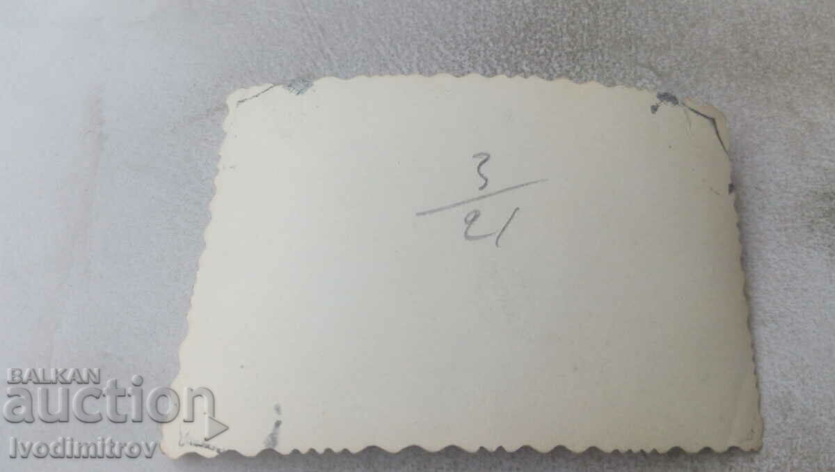 Φωτογραφία Άνδρες, γυναίκες και παιδιά μπροστά σε ένα σωρό από πέτρες με τιμή 0.75 BGN | € 0.38 Φωτογραφία Άνδρες, γυναίκες και παιδιά μπροστά σε ένα σωρό από πέτρες με τιμή 0.75 BGN | € 0.38