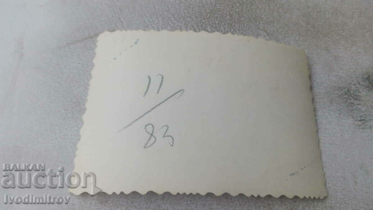 Photo Men women and children with wicker baskets with bunches of grapes with price 0.95 BGN | € 0.49 Photo Men women and children with wicker baskets with bunches of grapes with price 0.95 BGN | € 0.49