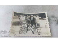 Foto Bărbați femei și copii cu coșuri de răchită cu ciorchini de struguri