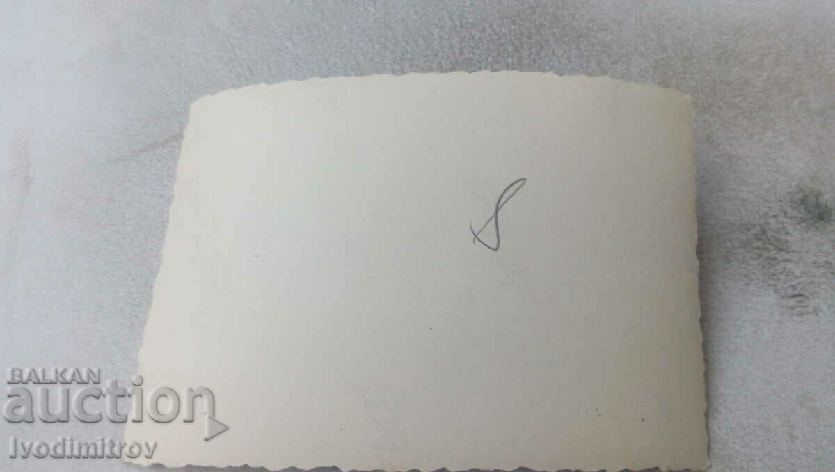 Φωτογραφία Άνδρες και γυναίκες στο πάρκο δίπλα στη λίμνη με τιμή 0.75 BGN | € 0.38 Φωτογραφία Άνδρες και γυναίκες στο πάρκο δίπλα στη λίμνη με τιμή 0.75 BGN | € 0.38