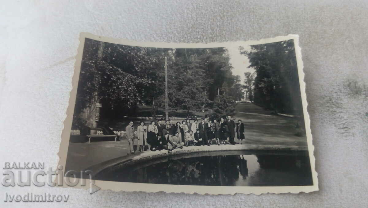 Photo Men and women in the park by the lake
