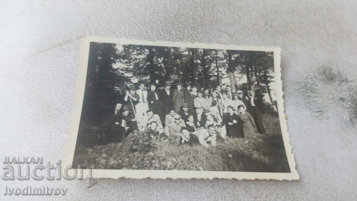 Fotografie Bărbați, femei și copii lângă lac 1936