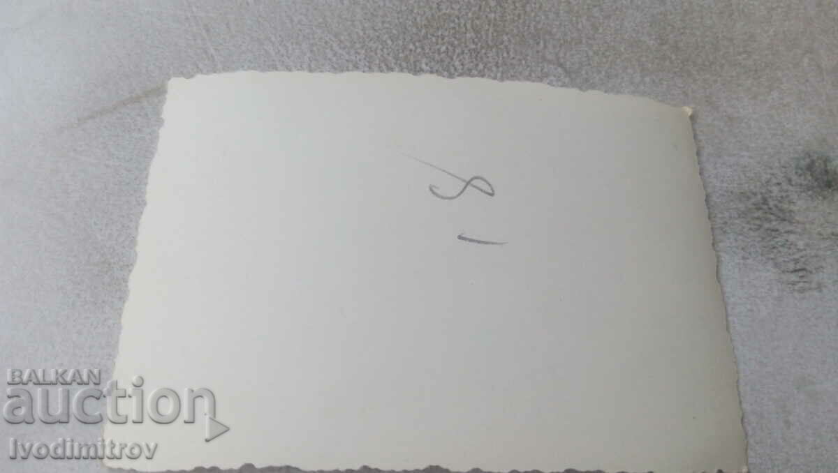 Φωτογραφία Νεολαία που ρίχνει πέτρες με τιμή 0.85 BGN | € 0.43 Φωτογραφία Νεολαία που ρίχνει πέτρες με τιμή 0.85 BGN | € 0.43