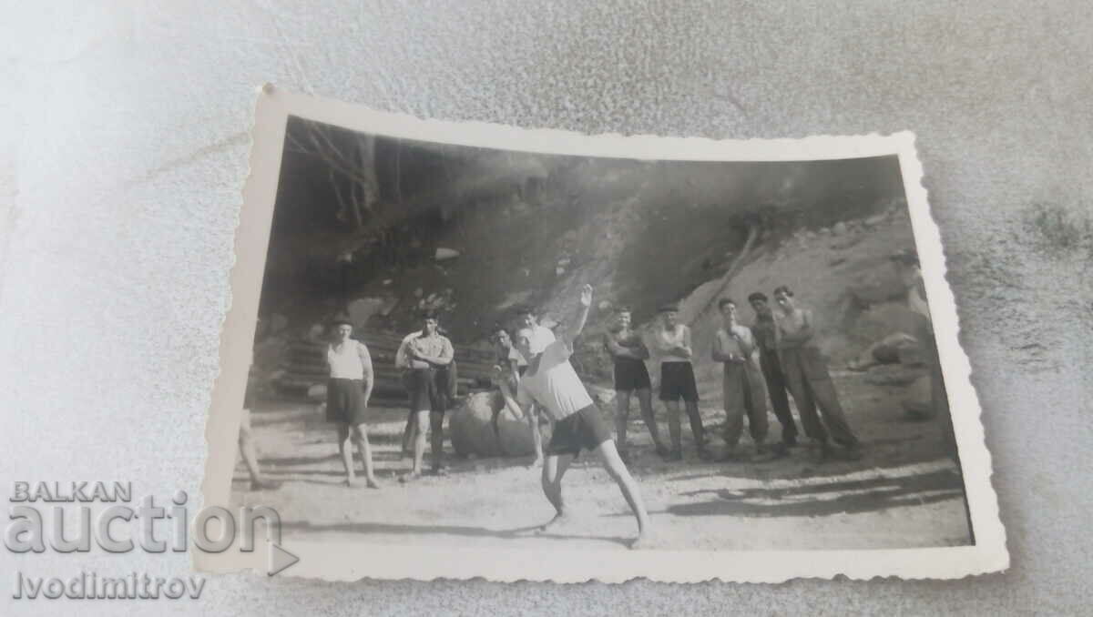 Foto Tineret aruncând cu pietre