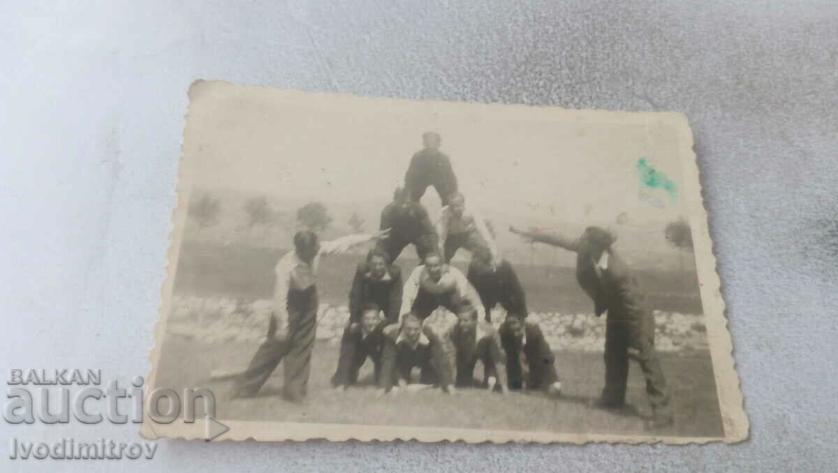 С-ка Пиротъ Трупата във формата на пирамида край Нишава 1943