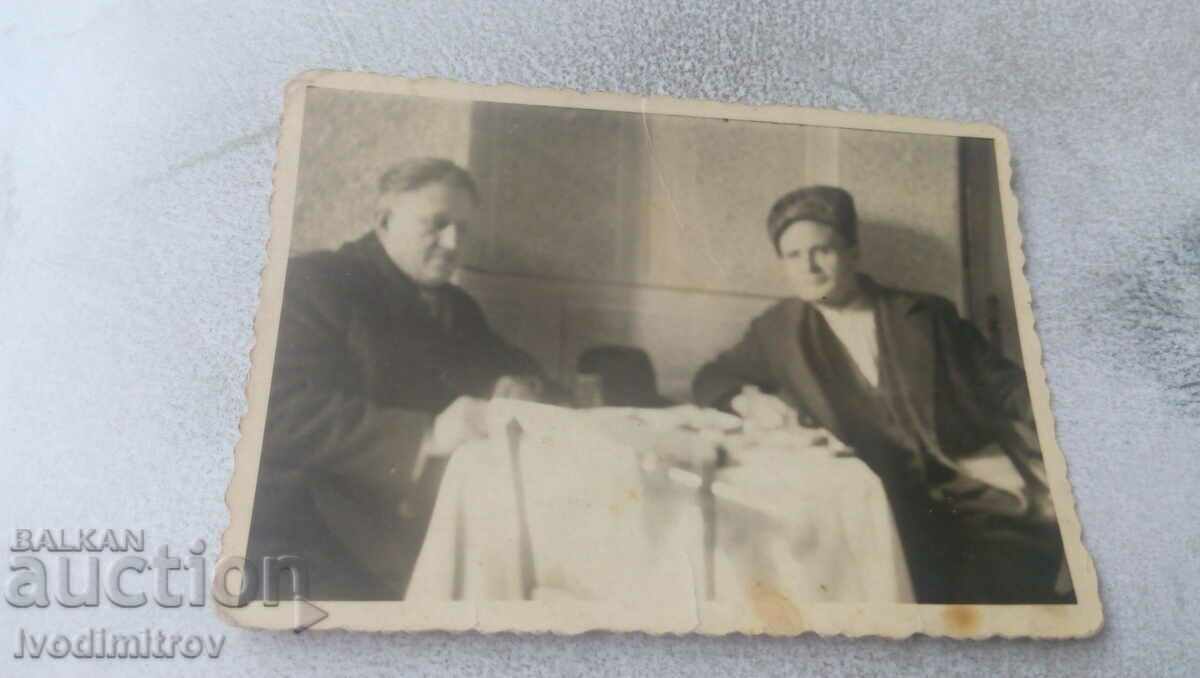 Φωτογραφία Δύο άνδρες σε ένα τραπέζι