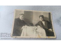 Photo Two men at a table