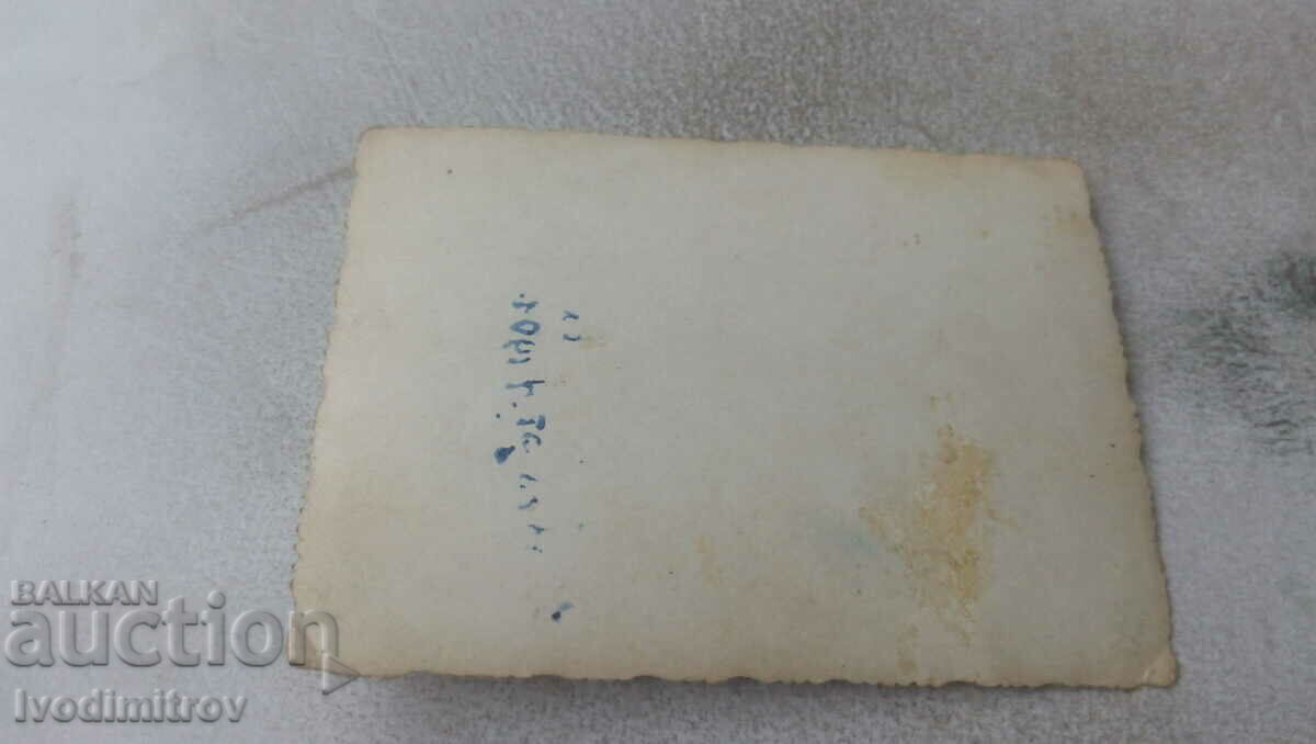 Φωτογραφία Νεαρή γυναίκα στο πάρκο με τιμή 0.75 BGN | € 0.38 Φωτογραφία Νεαρή γυναίκα στο πάρκο με τιμή 0.75 BGN | € 0.38