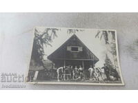 Photo Men in shorts in front of a mountain hut