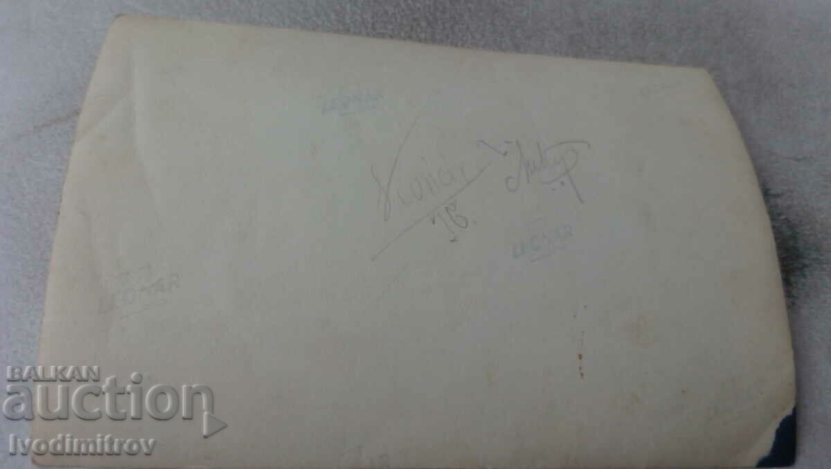 Φωτογραφία Γυναίκες και δύο παιδιά με τιμή € 0.38 | 0.74 BGN