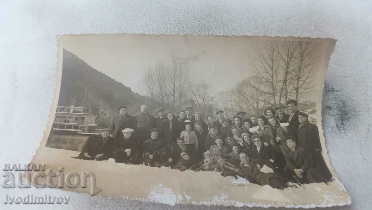 Κα Velingrad Άνδρες, γυναίκες και παιδιά δίπλα στη λίμνη της Kleptuza 1956