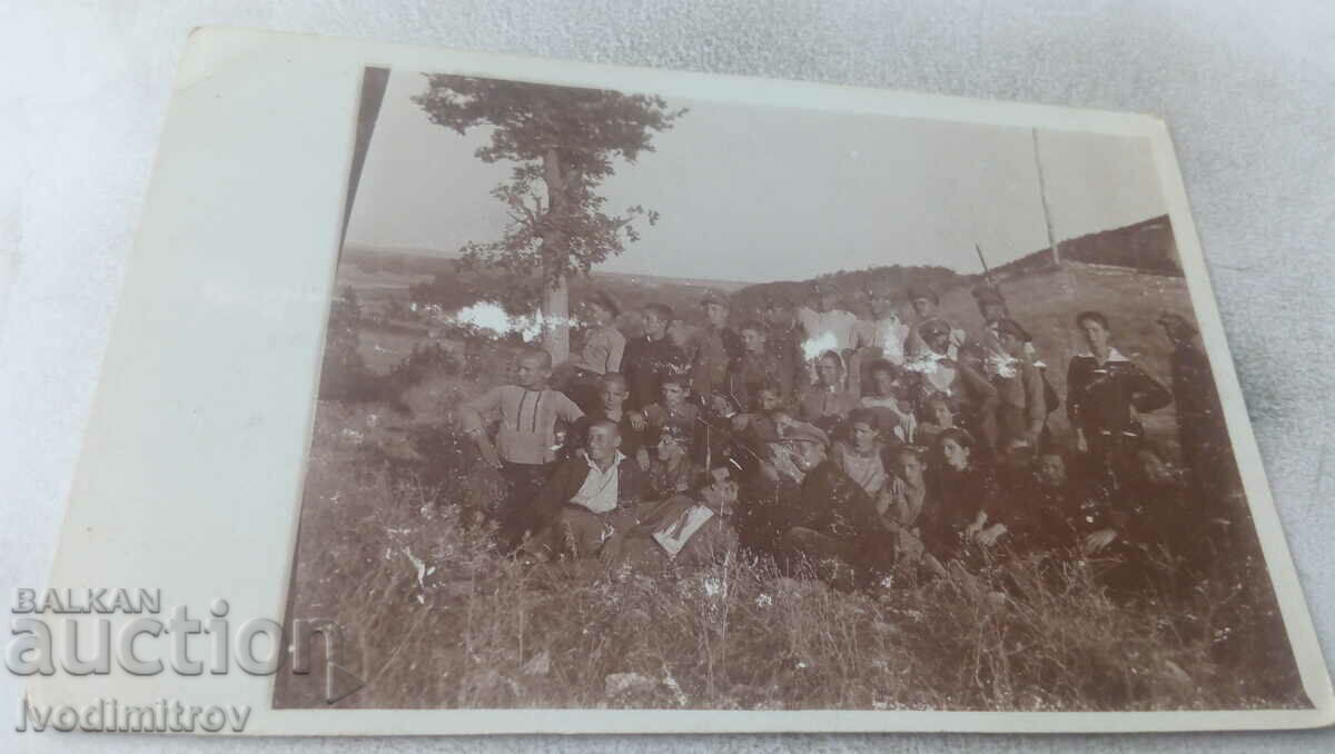 Fotografie Tineri și femei pe pajiște 1927