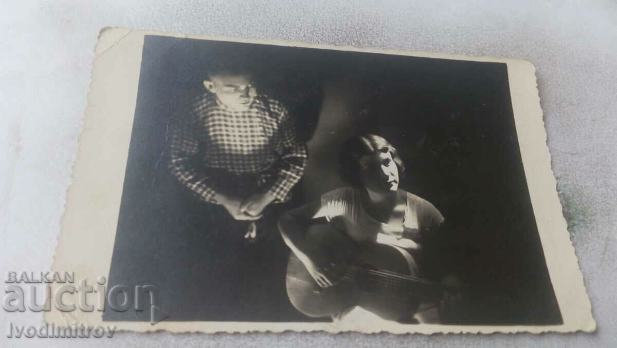 Fotografie Ivailovgrad Băiat și fată cu o chitară 1935
