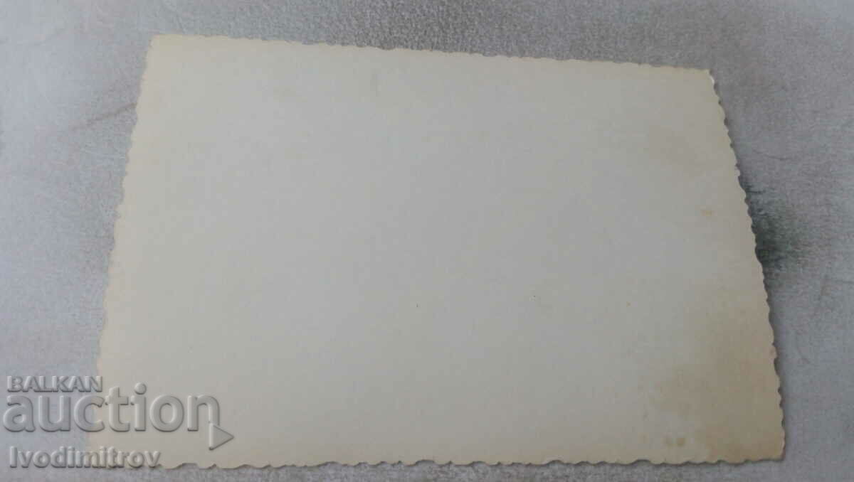 Снимка Жена на маса с цена 0.65 лв. | € 0.33 Снимка Жена на маса с цена 0.65 лв. | € 0.33