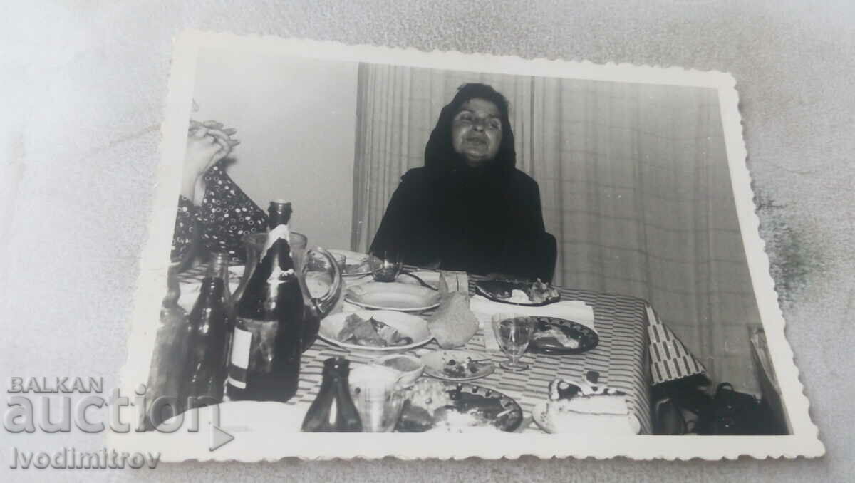 Φωτογραφία Γυναίκα στο τραπέζι