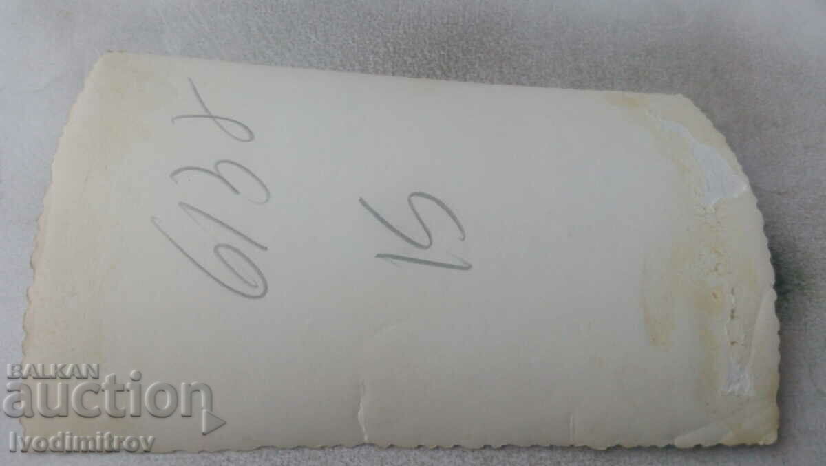 Ska Sofia Un bărbat, trei femei și o fată în fața mausoleului lui G. Dimitrov cu preț 2.35 BGN | € 1.20