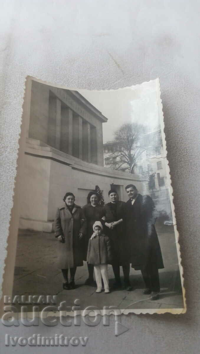 Ska Sofia Un bărbat, trei femei și o fată în fața mausoleului lui G. Dimitrov