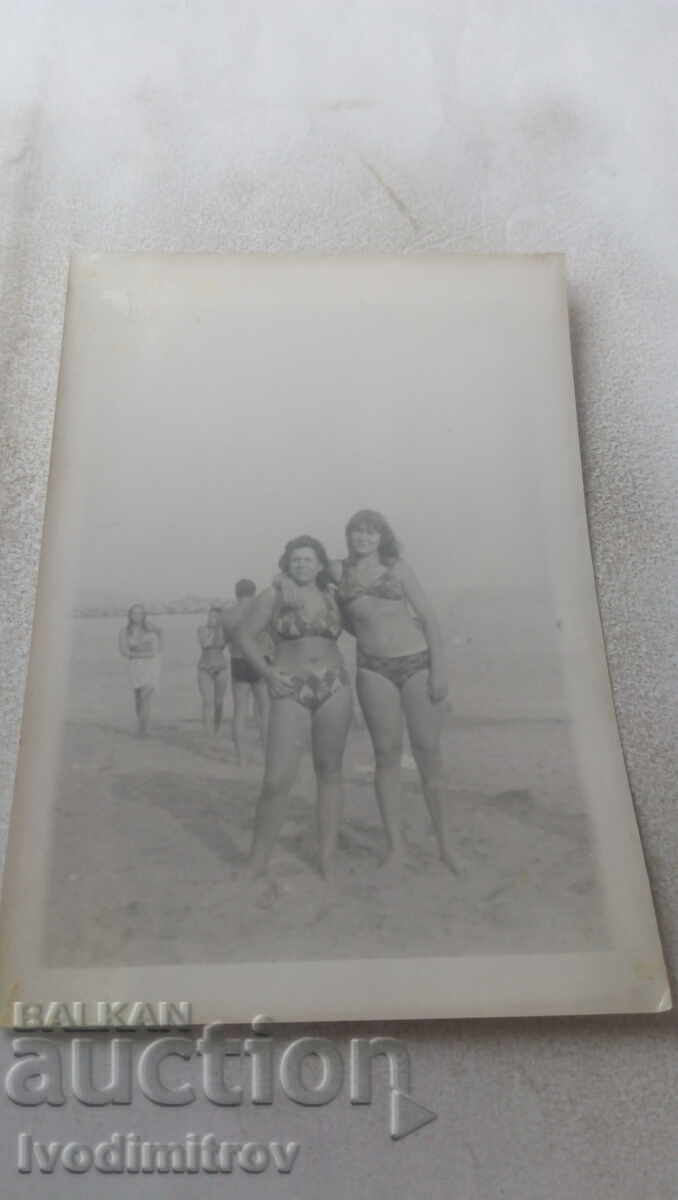 Φωτογραφία Δύο γυναίκες στην παραλία