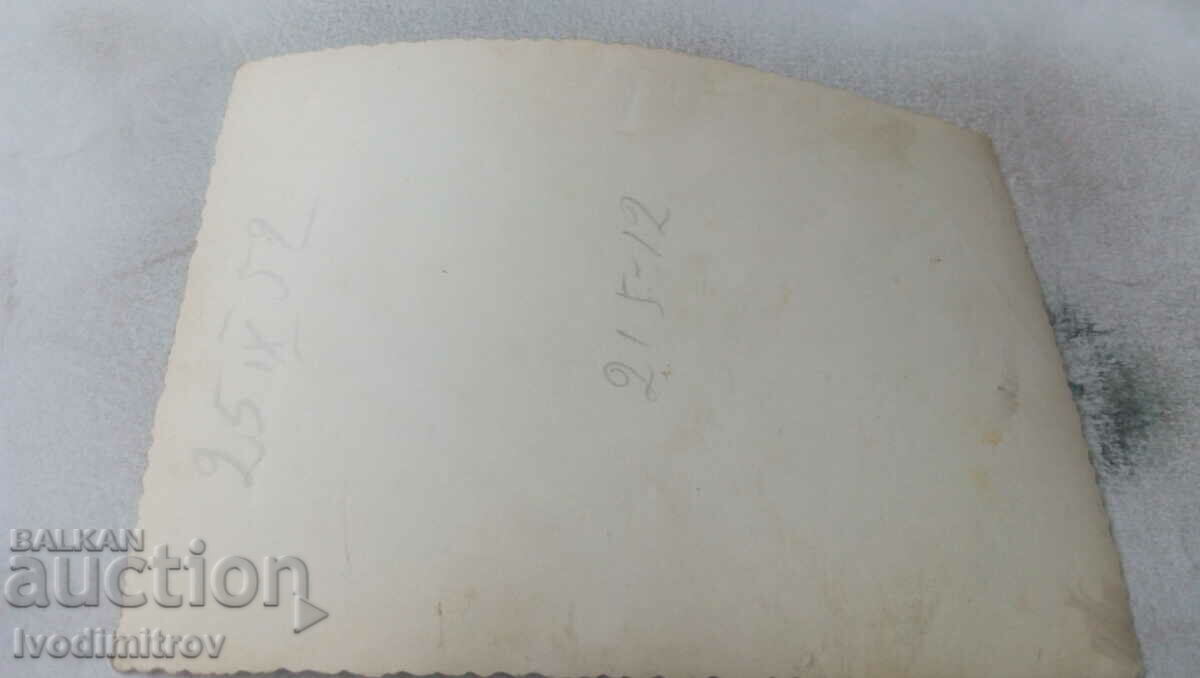 Φωτογραφία Τρεις άνδρες μπροστά από ένα σανατόριο με τιμή 0.65 BGN | € 0.33 Φωτογραφία Τρεις άνδρες μπροστά από ένα σανατόριο με τιμή 0.65 BGN | € 0.33