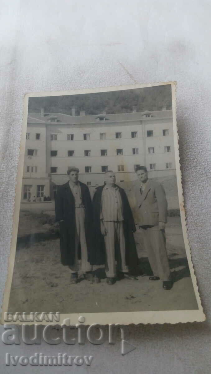 Φωτογραφία Τρεις άνδρες μπροστά από ένα σανατόριο