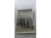 Foto Trei bărbați în fața unui sanatoriu