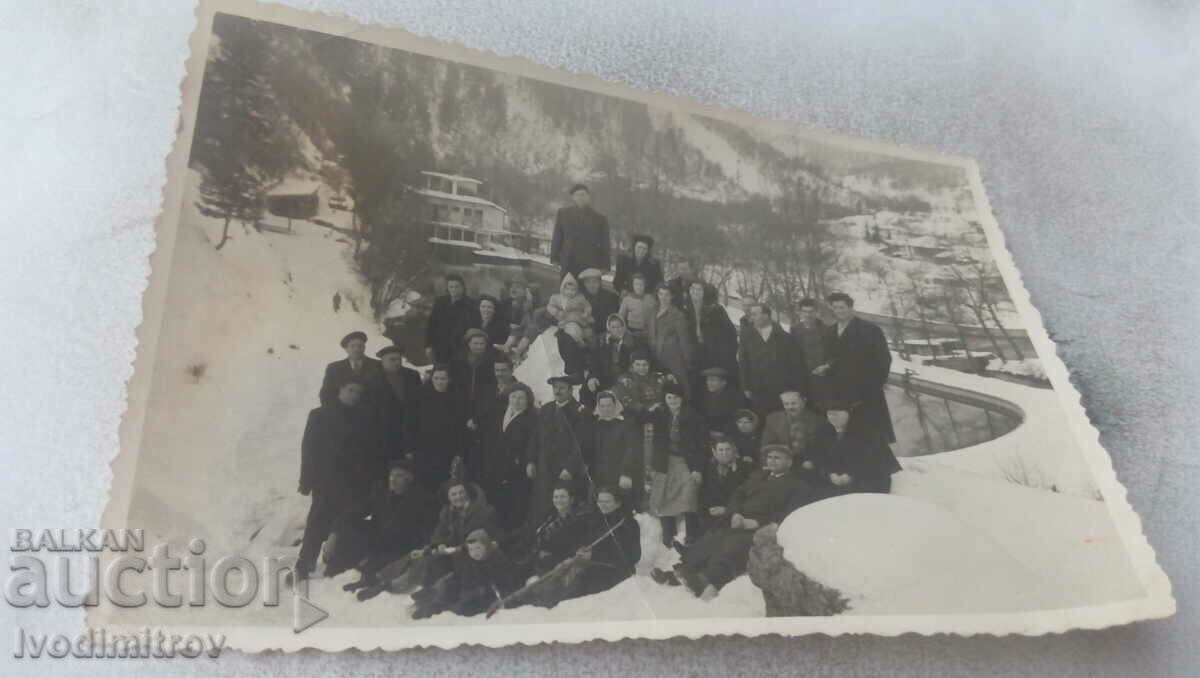 Ska Velingrad Men, women and children by the Lake of Kleptuza