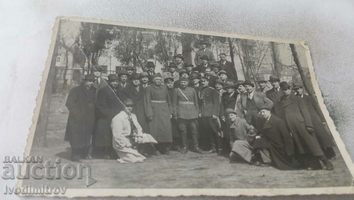 Φωτογραφία Αξιωματικοί και άνδρες στο πάρκο