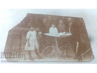 Doamna Dupnitsa Bărbat două femei copii și un bebeluș într-un cărucior retro