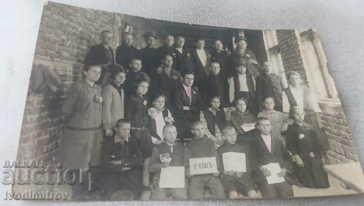 Снимка Мездра Ученици от II -б клас със своите преподаватели