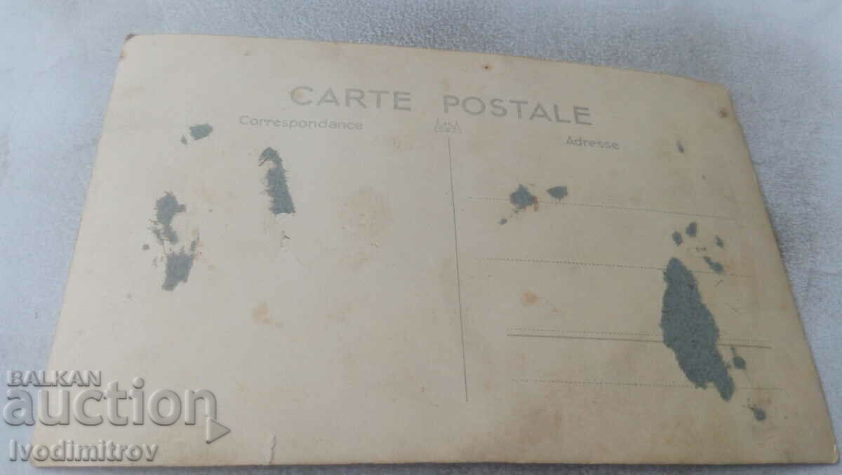 Photo Two women in the yard with price 0.85 BGN | € 0.43 Photo Two women in the yard with price 0.85 BGN | € 0.43