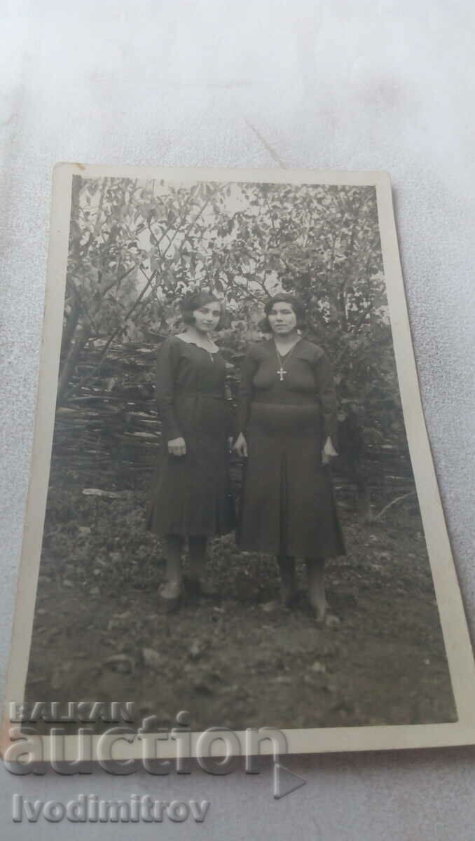 Снимка Две жени в двора