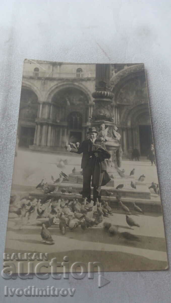 Снимка Венеция Мъж на площад Сан Марко