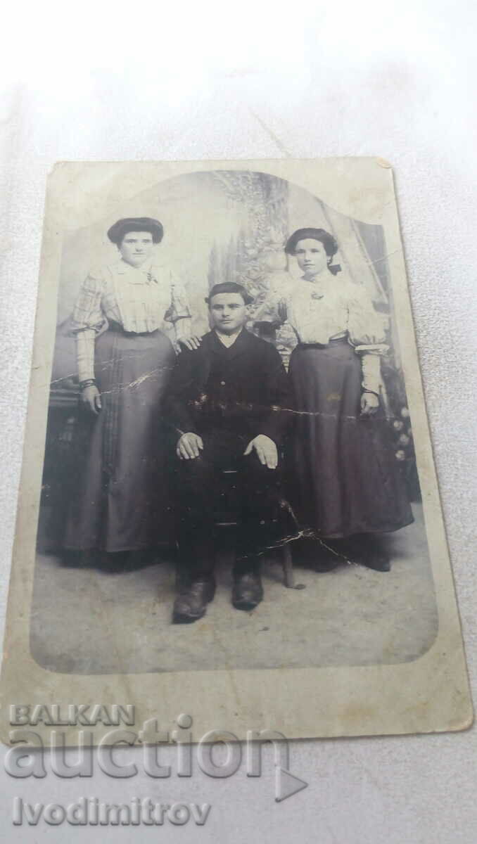 Photo Man and two young women