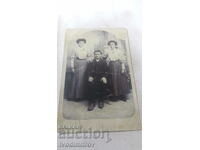 Φωτογραφία Άνδρας και δύο νεαρές γυναίκες