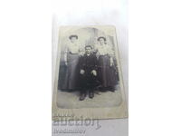 Photo A man and two young women