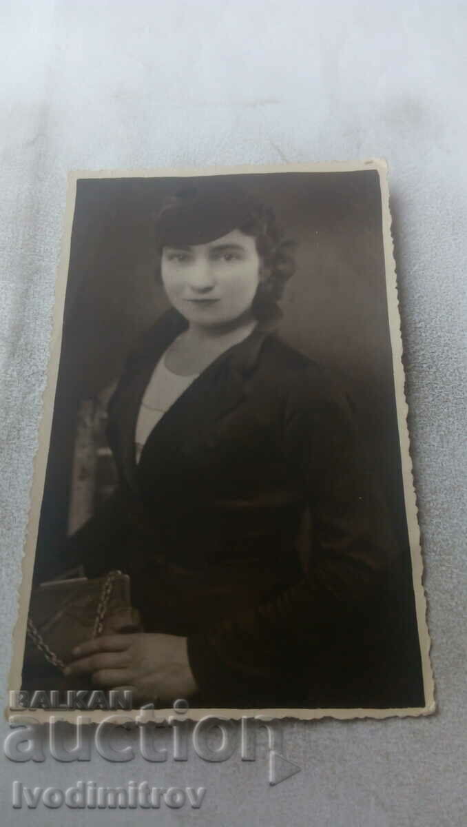 Photo Young woman in a black suit