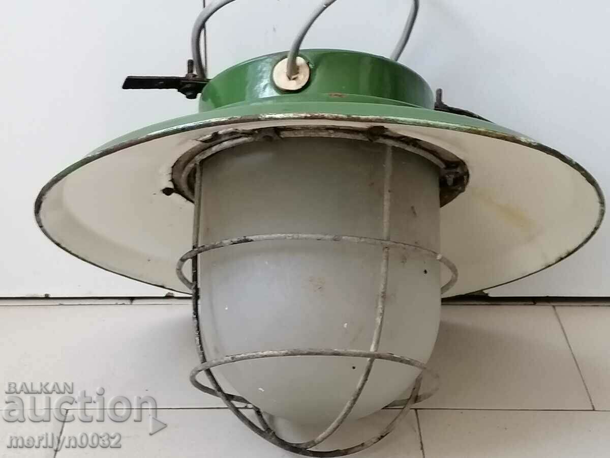 Lampă industrială veche de la atelierul subteran NRB
