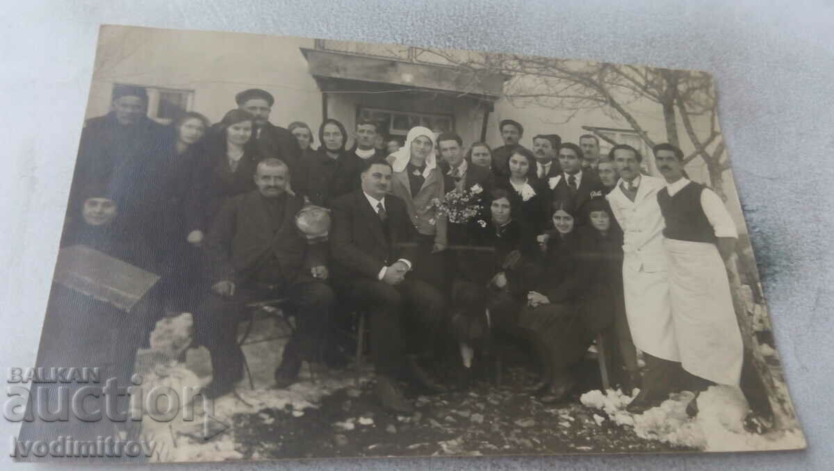 Снимка Младоженци със свои приятели в двора на къщаща си
